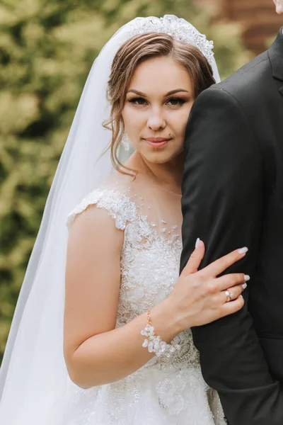 Modischer Bräutigam Und Süße Braut Weißen Kleid Mit Krone Umarmen — Stockfoto