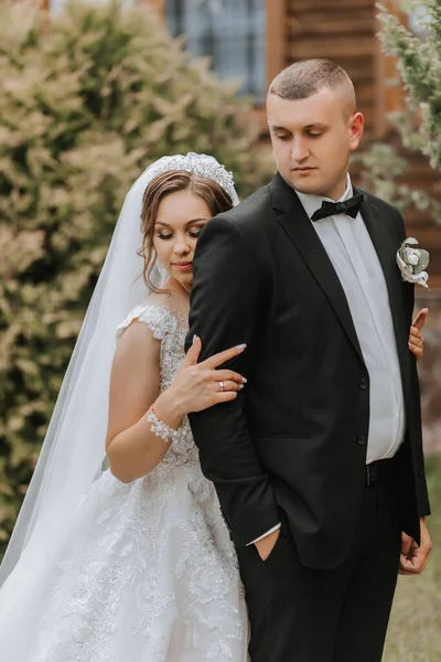 Divatos Vőlegény Aranyos Menyasszony Fehér Ruhában Koronával Ölelés Parkban Kertben — Stock Fotó