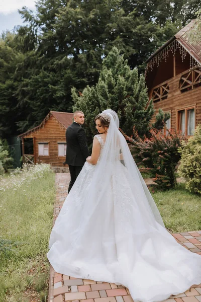 Модный Ухажер Симпатичная Невеста Белом Платье Короной Ухажер Ведет Невесту — стоковое фото