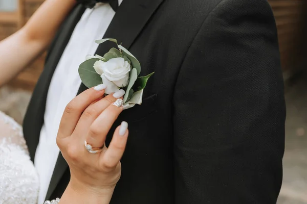 美丽的新娘穿上时尚简单的胸花与玫瑰在新郎黑色西装 婚礼晨准备 — 图库照片