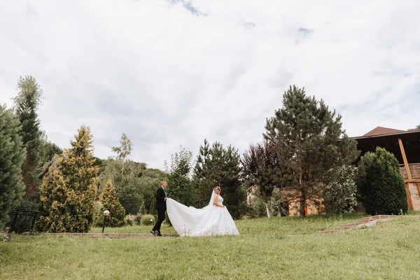 Модный Ухажер Симпатичная Невеста Белом Платье Короной Развлекающаяся Парке Саду — стоковое фото