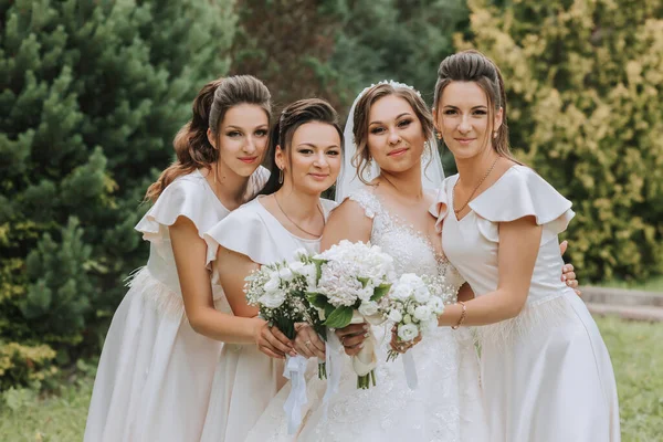 Sekelompok Gadis Cantik Dengan Pengantin Dengan Gaun Yang Identik Tersenyum — Stok Foto