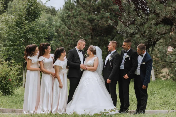 一对年轻貌美的夫妇在一个美丽的地方和朋友举行的婚礼上表演了照片 — 图库照片
