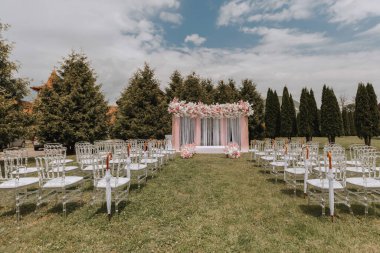 Tören, kemer, düğün kemeri, düğün, düğün anı, dekorasyon, düğün süsleri, çiçekler, sandalyeler, açık hava seremonisi, çiçek buketleri..