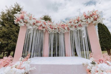 Tören, kemer, düğün kemeri, düğün, düğün anı, dekorasyon, düğün süsleri, çiçekler, sandalyeler, açık hava seremonisi, çiçek buketleri..