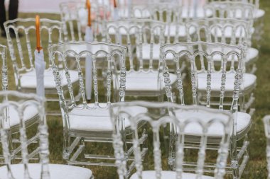 Tören, kemer, düğün kemeri, düğün, düğün anı, dekorasyon, düğün süsleri, çiçekler, sandalyeler, açık hava seremonisi, çiçek buketleri..