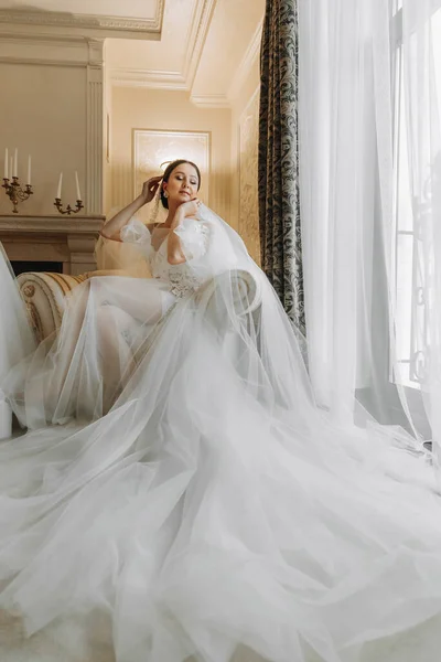 투명한 결혼식 스타일을 아름다운 소녀는 인테리어와 호텔에서 결혼식을 준비하고 있습니다 — 스톡 사진