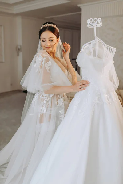 Ein Schönes Mädchen Mit Hochzeitsfrisur Einem Transparenten Gewand Bereitet Sich — Stockfoto