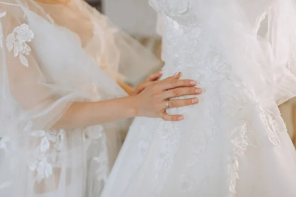 Egy Gyönyörű Lány Esküvői Frizurával Átlátszó Köntösben Készül Egy Esküvőre — Stock Fotó