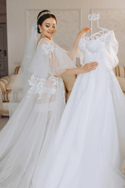 Beautiful Girl Wedding Hairstyle Transparent Robe Preparing Wedding Hotel Royal — Stock Photo, Image