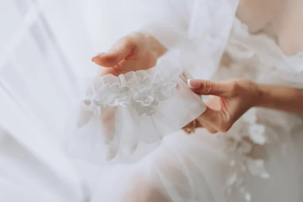 Невеста Французским Маникюром Держит Руках Белую Подвязку Крупный План — стоковое фото