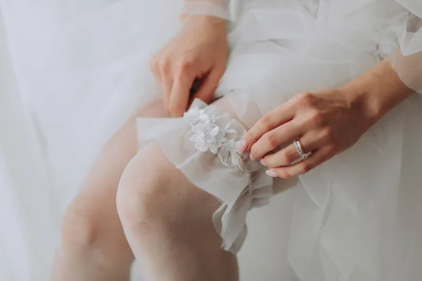 Невеста Французским Маникюром Держит Руках Белую Подвязку Крупный План Невеста — стоковое фото