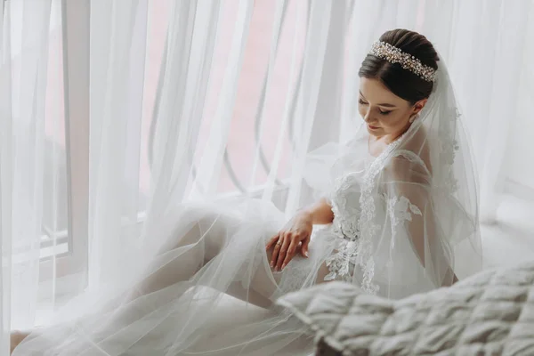 Ein Schönes Mädchen Mit Hochzeitsfrisur Und Einem Diadem Auf Dem — Stockfoto