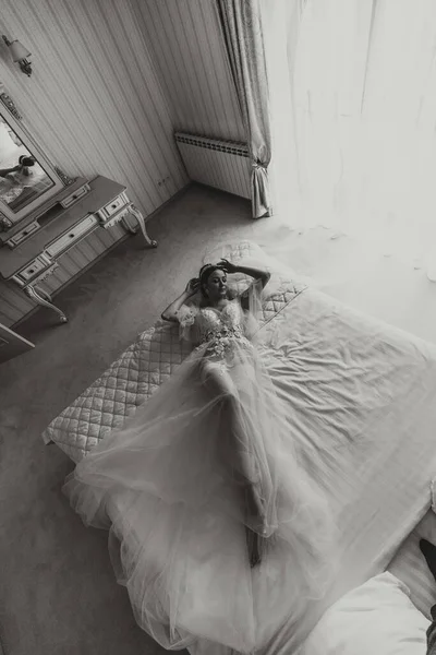 Красива Дівчина Весільною Зачіскою Тіарою Голові Прозорому Халаті Лежить Ліжку — стокове фото