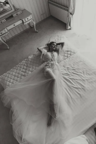 Красивая Девушка Свадебной Прической Диадемой Голове Прозрачном Халате Лежащая Кровати — стоковое фото