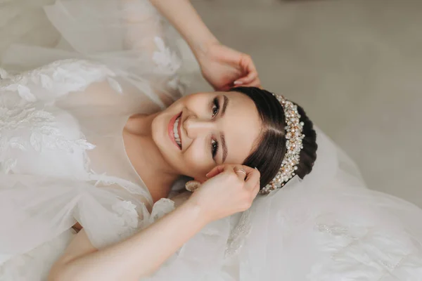Uma Menina Bonita Com Penteado Casamento Uma Tiara Cabeça Manto — Fotografia de Stock