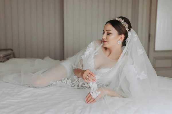 Uma Menina Bonita Com Penteado Casamento Uma Tiara Cabeça Manto — Fotografia de Stock