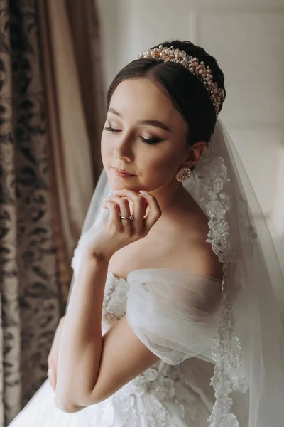 Felkészülés Esküvőre Gyönyörű Fiatal Menyasszony Fehér Luxus Esküvői Ruhában Fején — Stock Fotó