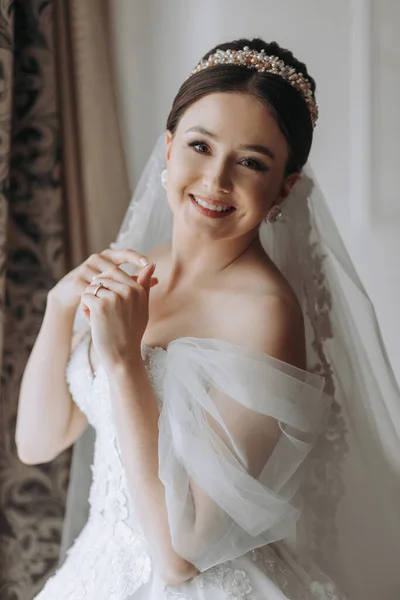 Preparation Wedding Beautiful Young Bride White Luxurious Wedding Dress Tiara — Stock Photo, Image