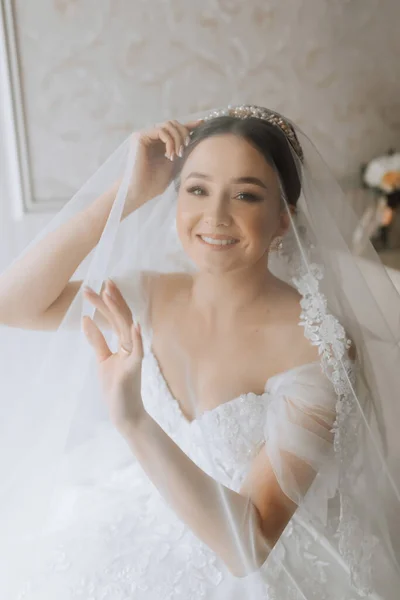 Příprava Svatbu Krásná Mladá Nevěsta Bílých Luxusních Svatebních Šatech Čelenka — Stock fotografie