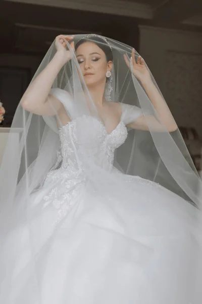 Preparazione Matrimonio Bella Giovane Sposa Bianco Abito Sposa Lusso Tiara — Foto Stock