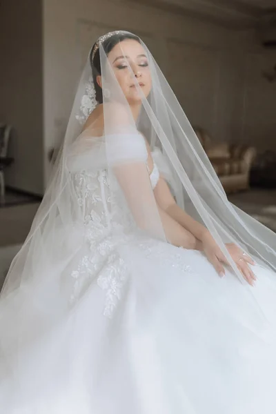 Förberedelser Inför Bröllopet Vacker Ung Brud Vit Lyxig Bröllopsklänning Tiara — Stockfoto