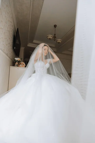 Vorbereitungen Für Die Hochzeit Schöne Junge Braut Weißen Luxuriösen Hochzeitskleid — Stockfoto
