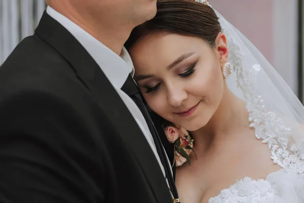 Attraktiv Brud Och Brudgum Vid Ceremonin Sin Bröllopsdag Med Båge — Stockfoto