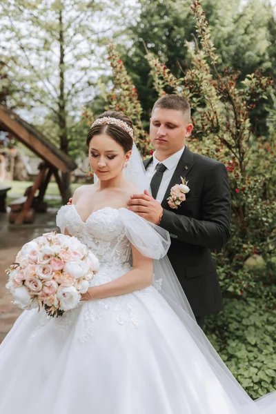 Brudgummen Och Bruden Kysser Varandra Parken Ett Par Nygifta Bruden — Stockfoto