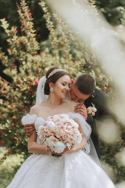 Beijos Noivo Noiva Parque Par Recém Casados Noiva Noivo Casamento — Fotografia de Stock