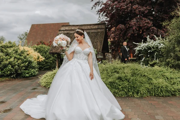 현대적인 스타일과 정원에서 기차와 결혼식 드레스에 신부의 초상화 결혼식 — 스톡 사진