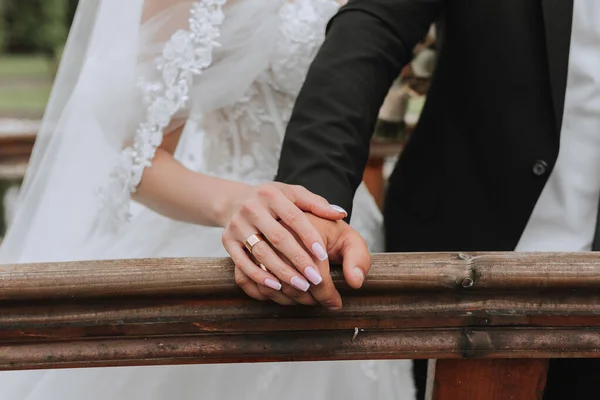 Молодая Супружеская Пара Держится Руки Церемония Свадьбы — стоковое фото