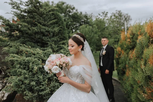 Bruden Och Brudgummen Poserar Mot Bakgrund Gröna Träd Bröllopspromenad Naturen — Stockfoto