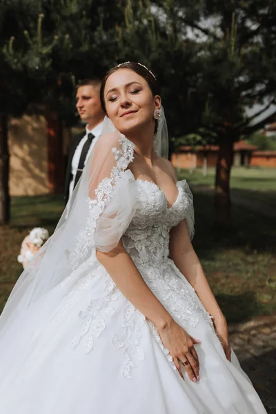 Brudgummen Och Bruden Kysser Varandra Parken Ett Par Nygifta Bruden — Stockfoto