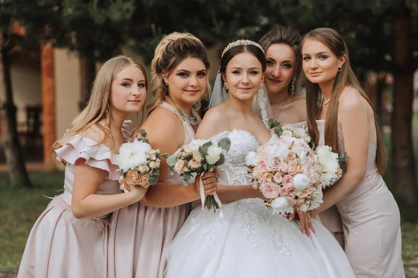 Retrato Grupo Noiva Damas Honra Divertindo Casamento Uma Noiva Vestido — Fotografia de Stock