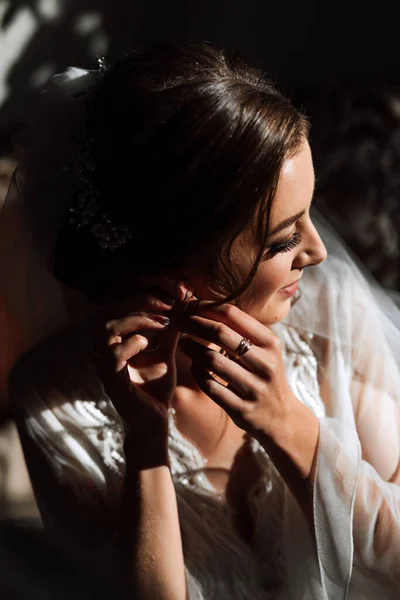 Gelinin Düğünden Önceki Sabahı Siyah Arka Planda Beyaz Cübbeli Uzun — Stok fotoğraf