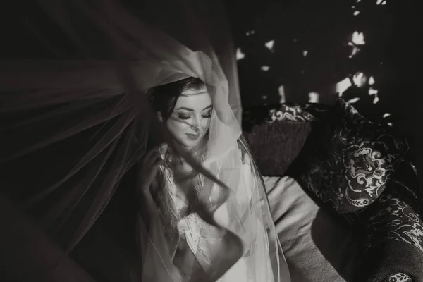 Gelinin Düğünden Önceki Sabahı Duvağın Altında Beyaz Bir Bornozla Siyah — Stok fotoğraf