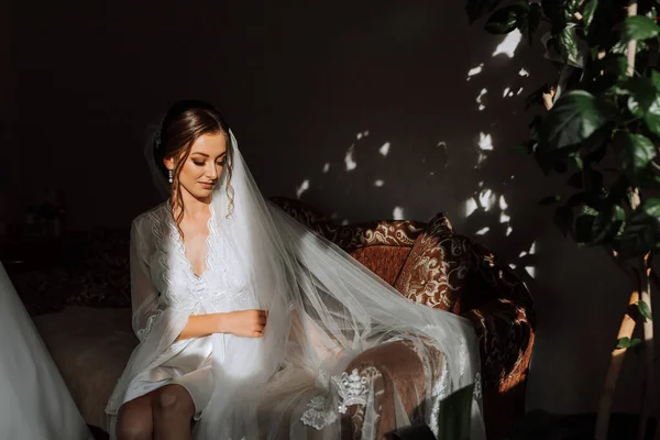 Gelinin Düğünden Önceki Sabahı Pencereden Gelen Işığın Altında Beyaz Bir — Stok fotoğraf
