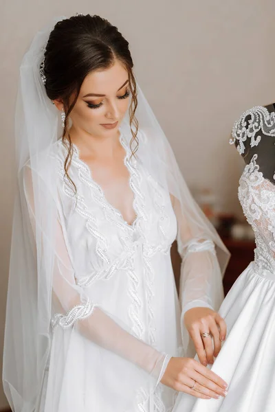Gelinin Düğünden Önceki Sabahı Elbisesinin Yanında Beyaz Bornozlu Güzel Bir — Stok fotoğraf