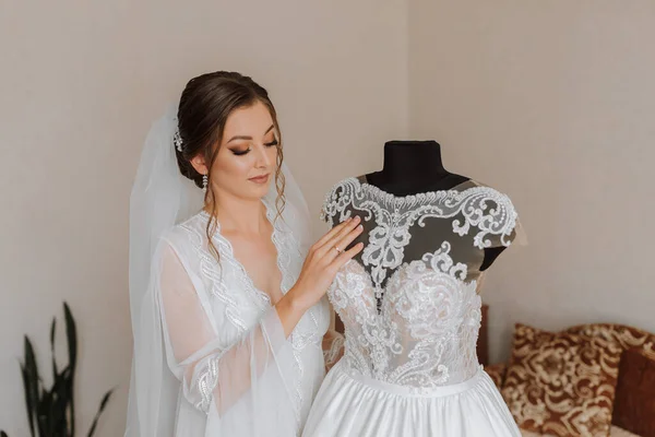 Gelinin Düğünden Önceki Sabahı Elbisesinin Yanında Beyaz Bornozlu Güzel Bir — Stok fotoğraf