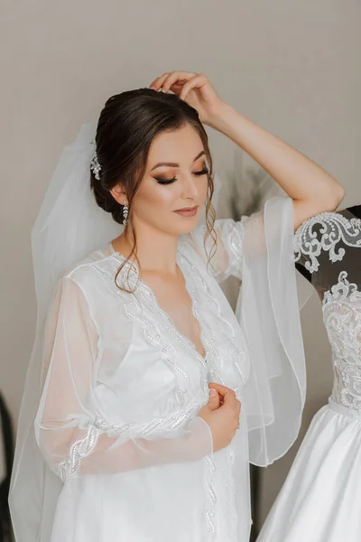 Manhã Noiva Antes Casamento Uma Bela Jovem Com Roupão Branco — Fotografia de Stock