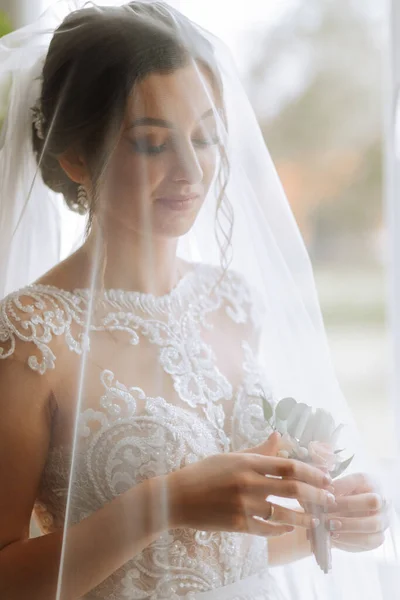 Noiva Abaixo Véu Segurando Boutonniere Flores Casamento — Fotografia de Stock