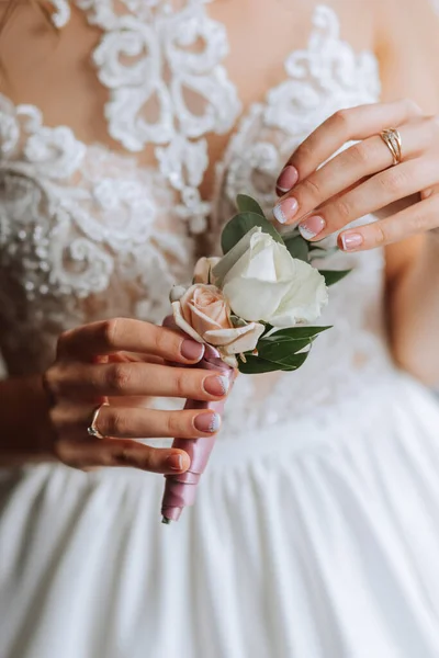 Невеста Держит Руках Бутоньер Свадебные Цветы — стоковое фото