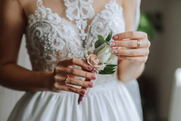 Νύφη Κρατάει Την Μπουτονιέρα Στα Χέρια Της Γαμήλια Λουλούδια — Φωτογραφία Αρχείου