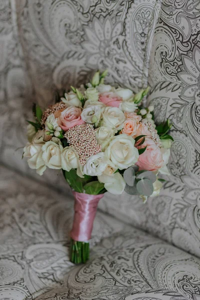 一束粉红色和白色的结婚花束矗立在沙发上 — 图库照片