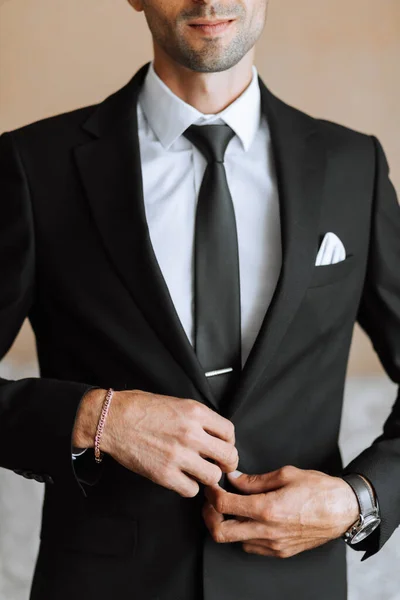 穿着黑色经典西装打领带的时髦男人 新郎正在为婚礼做准备 — 图库照片