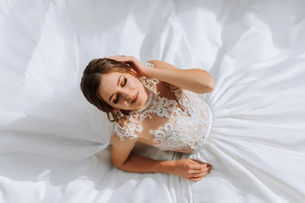 Young Beautiful Bride Wedding Dress Open Shoulders Crown Her Head — Stock Photo, Image