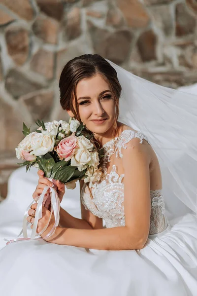 Retrato Uma Noiva Bonita Com Buquê Casamento Uma Menina Morena — Fotografia de Stock