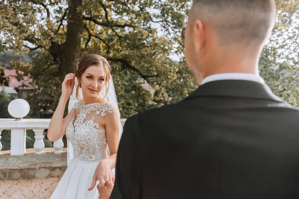 Молодая Супружеская Пара Наслаждается Романтическими Моментами Открытом Воздухе Осеннем Парке — стоковое фото