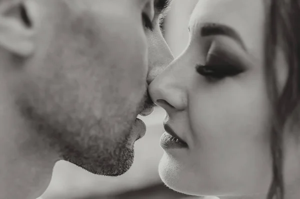 Sensuella Par Ömtålig Passion Närbild Kvinna Väg Att Kyssa Man — Stockfoto